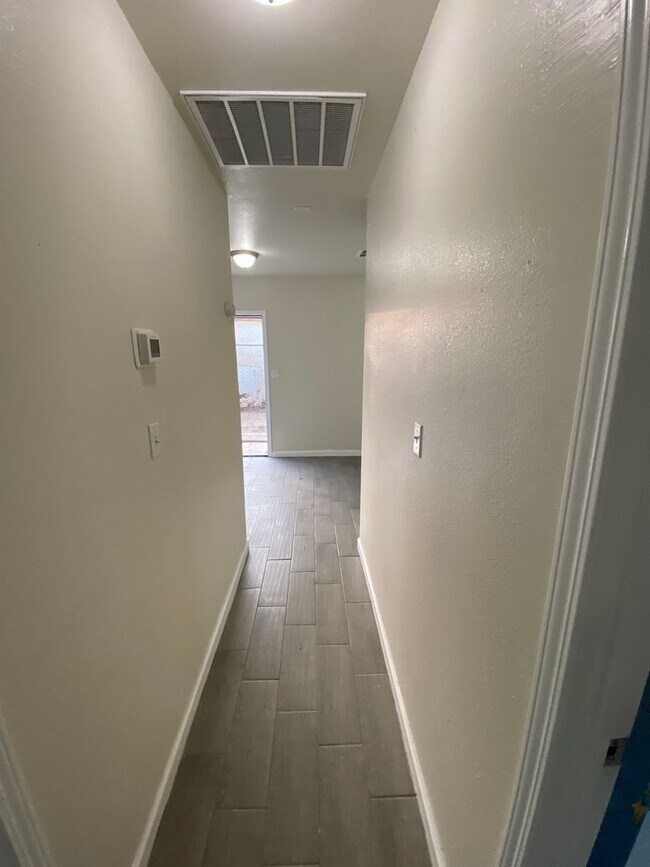 Building Photo - Charming 2 BD 1 BA House in Central SW Bakersfield