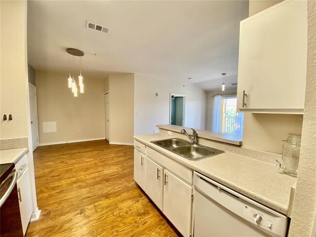 Building Photo - 5467 Vineland Rd
