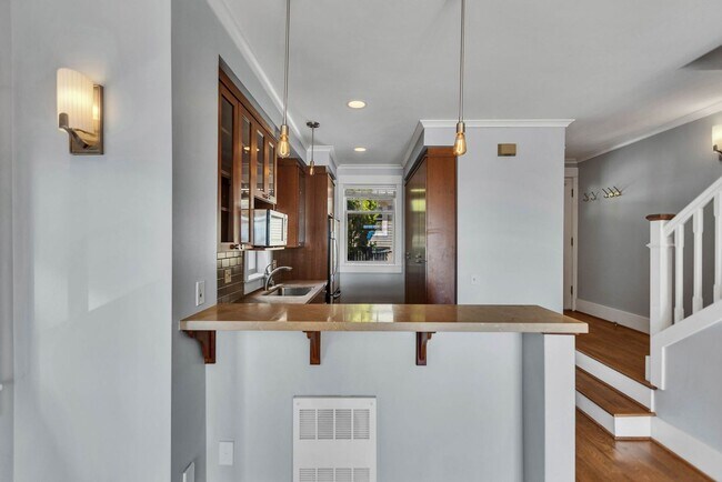 Building Photo - Spacious 3 Bed 2.5 Bath Townhome with Views and Two Parking Spaces – First Hill/Capitol Hill