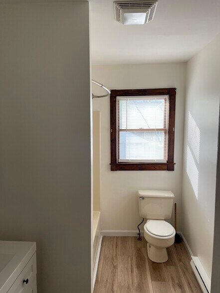 Building Photo - 146 Analomink St