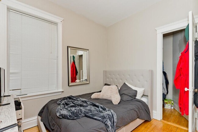 Building Photo - 3 bedroom in Chicago IL 60657