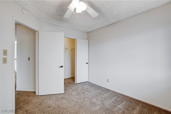 Building Photo - 4921 Fiesta Lakes St
