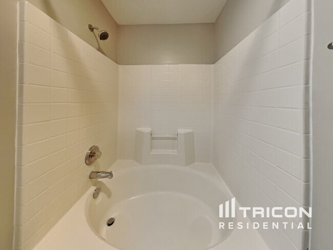 Building Photo - 1802 Bellwick Dr