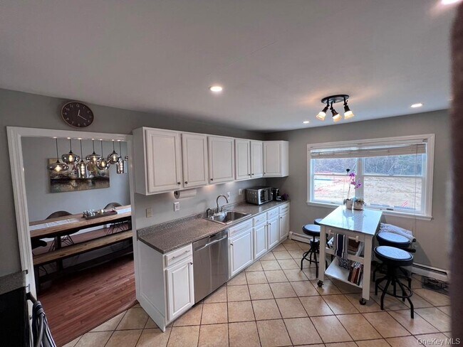 Building Photo - 265 Old Field Ct