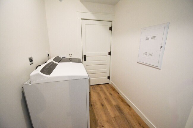 Building Photo - 1204 2nd Ave NW