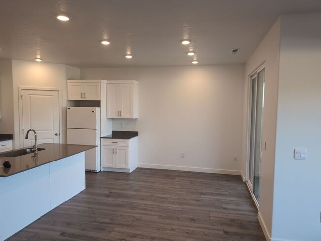 Building Photo - Modern Comfort Meets Effortless Living in Long Valley!