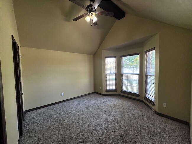Building Photo - 12621 Lexington Dr