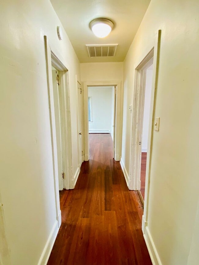 Building Photo - Adorable 2bdrm/1bth Bungalow Conveniently Located in Richmond's Historic Churchill!!