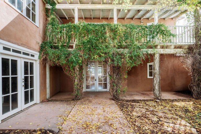 Building Photo - Rustic Loft-Style Home in Arroyo Hondo