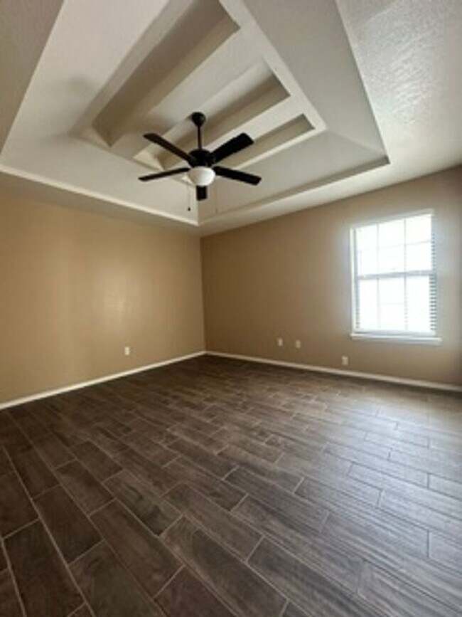 Building Photo - 1002 Lexington Cir