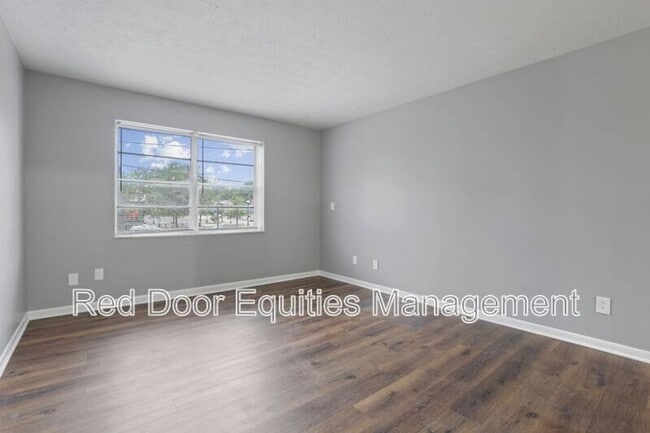 Building Photo - 129 W Walnut St