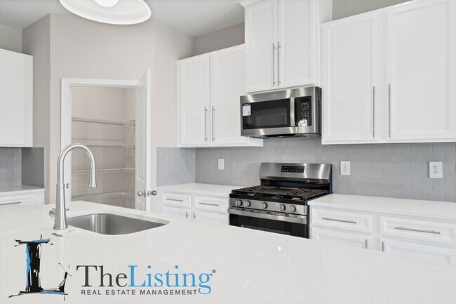 Building Photo - 3685 Kings Canyon Dr