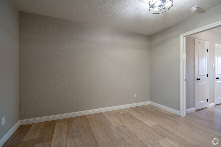 1BR, 1BA - 722SF - Living Room - Dowlen Green Apartments