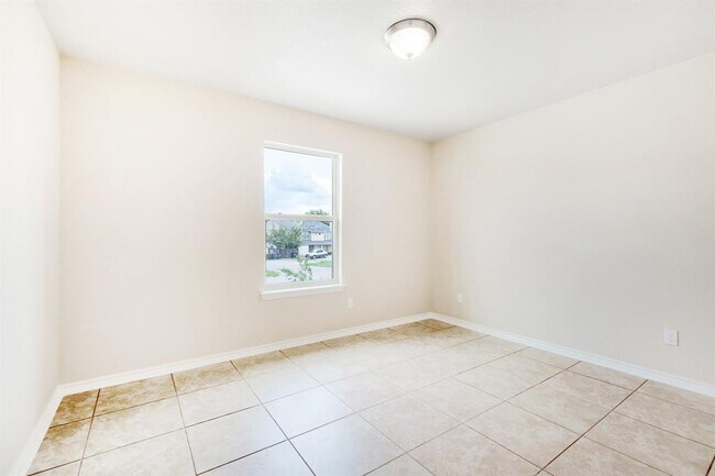 Building Photo - 2200 Creekside Ln