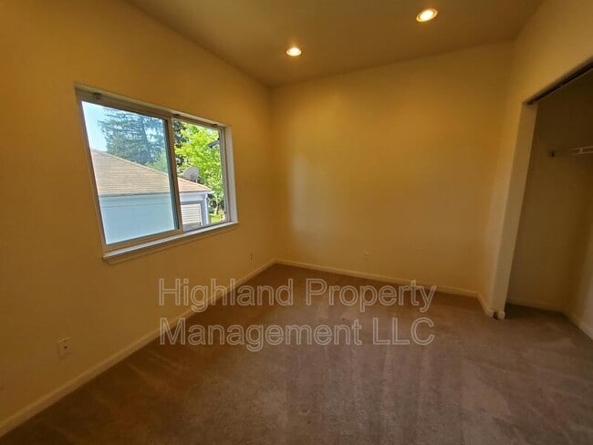 Building Photo - 1247 NE Williams St