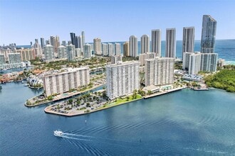 Building Photo - 500 Bayview Dr