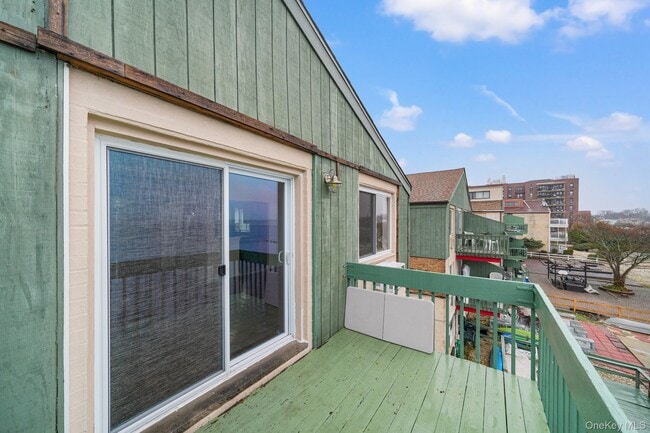 Building Photo - 1466 Shore Dr