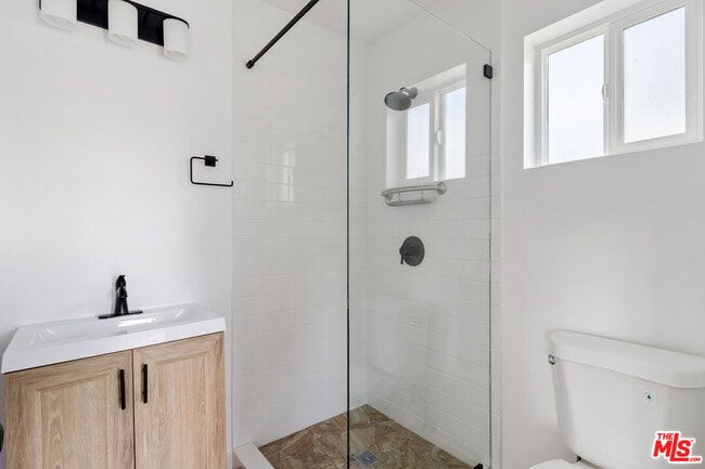 Building Photo - 15840 Chatsworth St