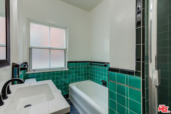 Building Photo - 320 S Reeves Dr
