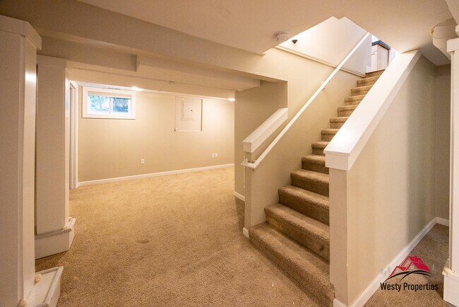 Building Photo - 7548 SW 35th Ave