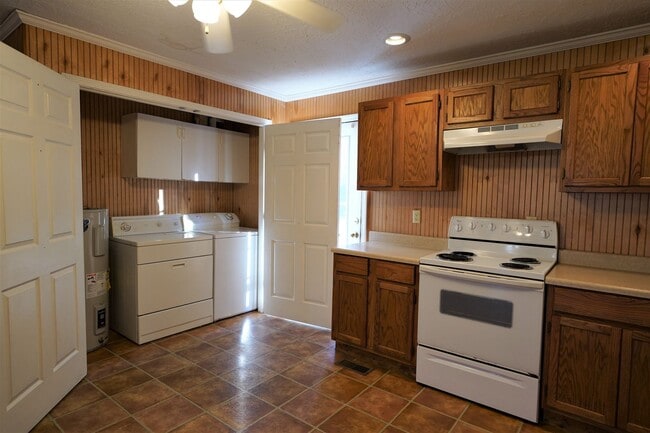 Building Photo - 4 Bed 2 Bath Home in Martin, TN *Remodeled* Fresh Paint & Flooring!