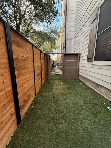 Building Photo - 620 Rutland St