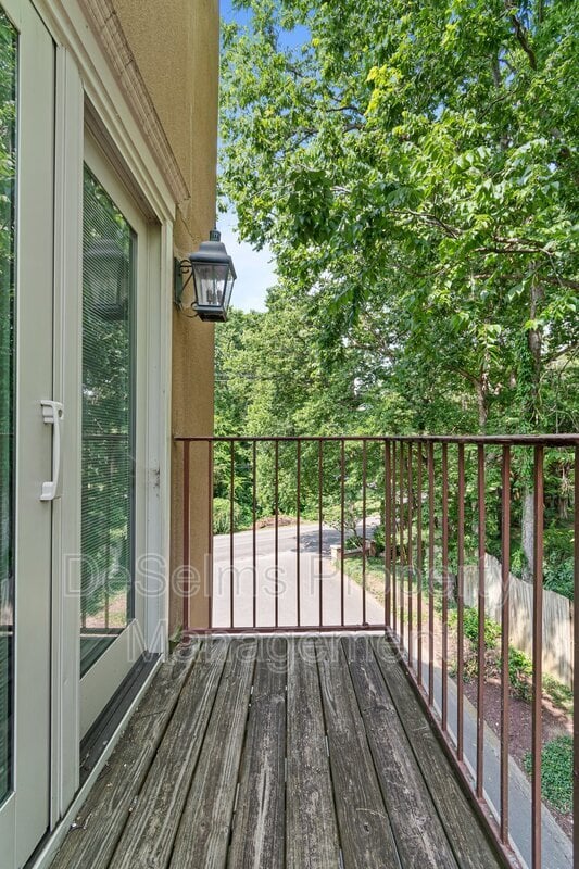 Building Photo - 3011 Woodlawn Dr