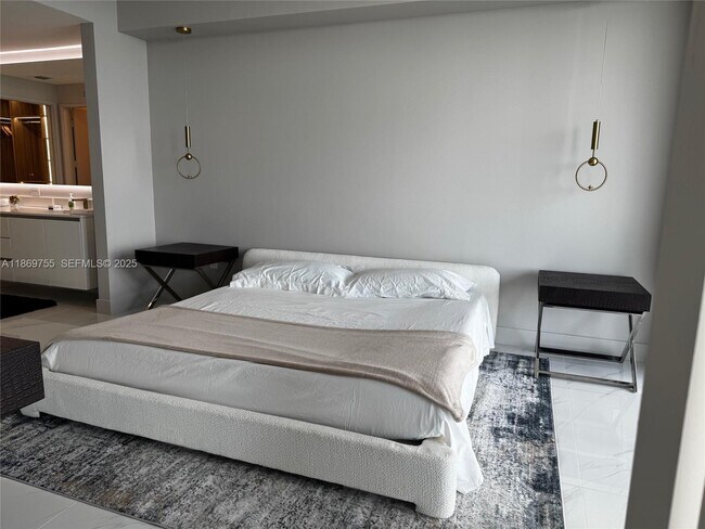 Building Photo - 700 NE 24th St