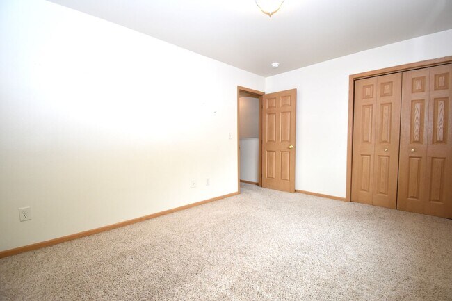 Building Photo - Townhouse Style 3 Bedroom 1.5 bathroom apartment in central Bozeman.  Great Central Location.