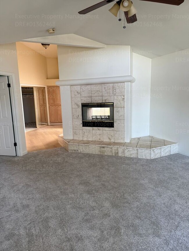 Building Photo - 3 bedroom/ 2 bathroom