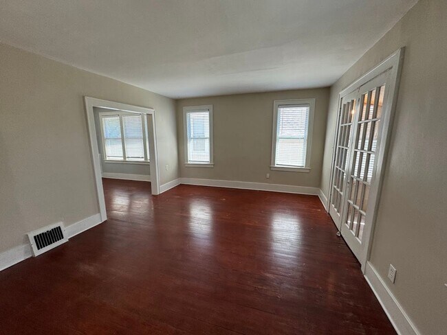 Building Photo - D035 - E Chesterfield 143