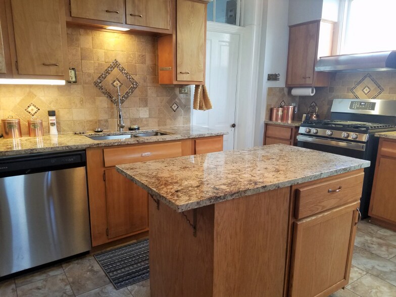 Building Photo - 714 E 17th St