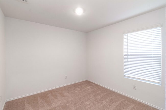 Building Photo - 404 Dewberry Dr