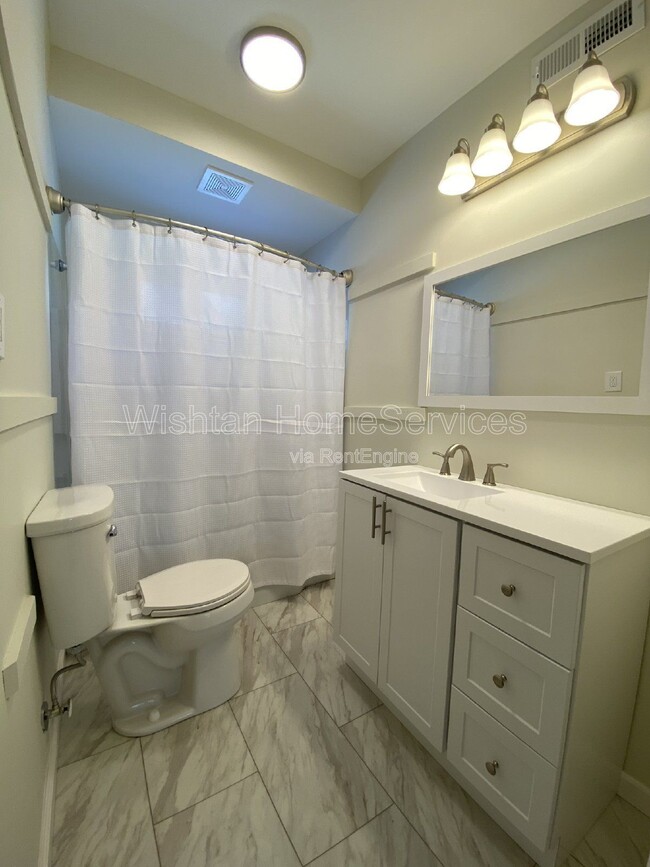 Building Photo - 427 W Murray St