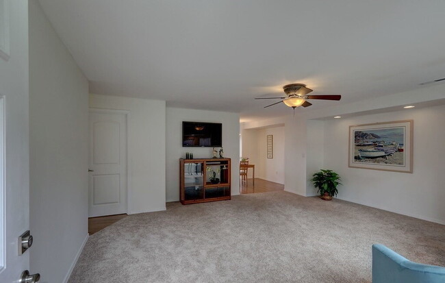 Building Photo - Comfortable 3BR/2BA Home in Kent – Fenced Backyard & Deck