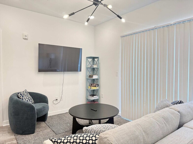 Building Photo - 525 Parkway Dr NE