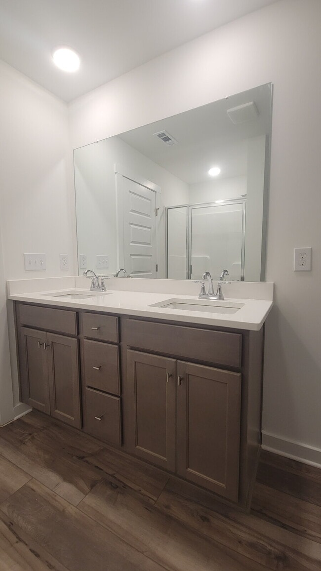 Building Photo - "Charming 3-Bed Townhouse Retreat with Granite Elegance in Prime Huntsville Location!"