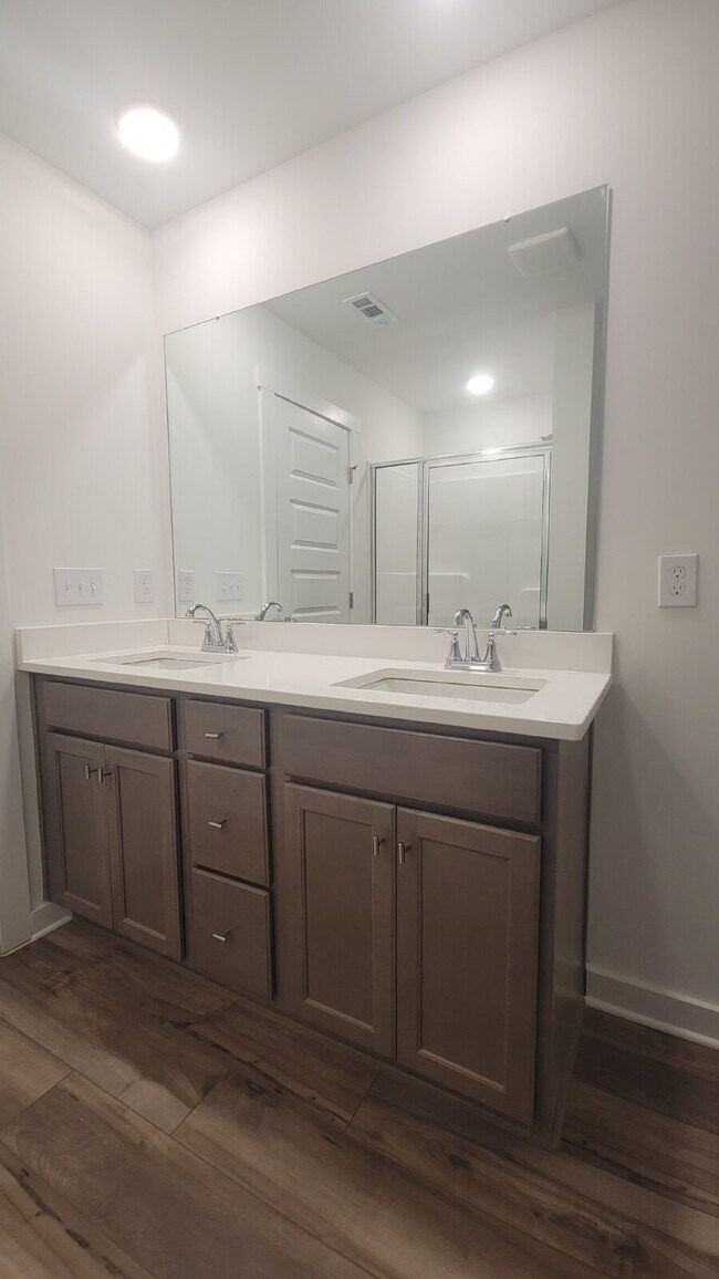 Building Photo - "Charming Newly built 3-Bed Townhouse Retreat with Granite Elegance in Prime Huntsville Location!"