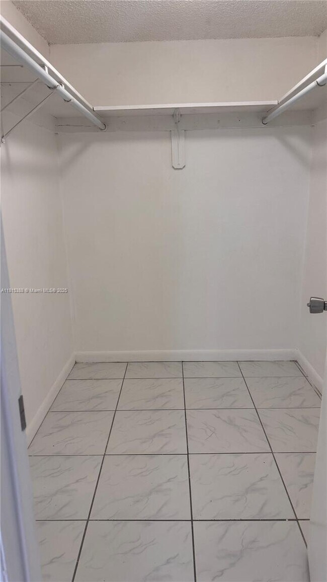 Building Photo - 10000 NW 80th Ct