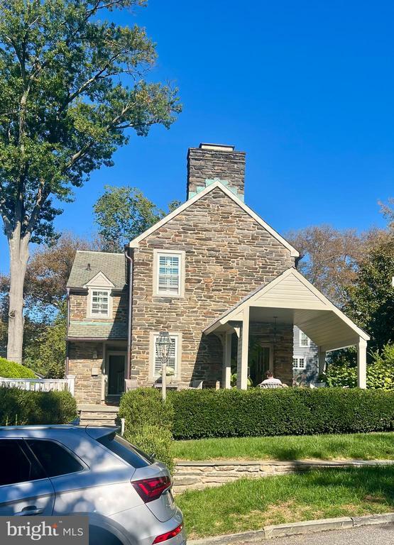 Building Photo - 1002 Crest Rd