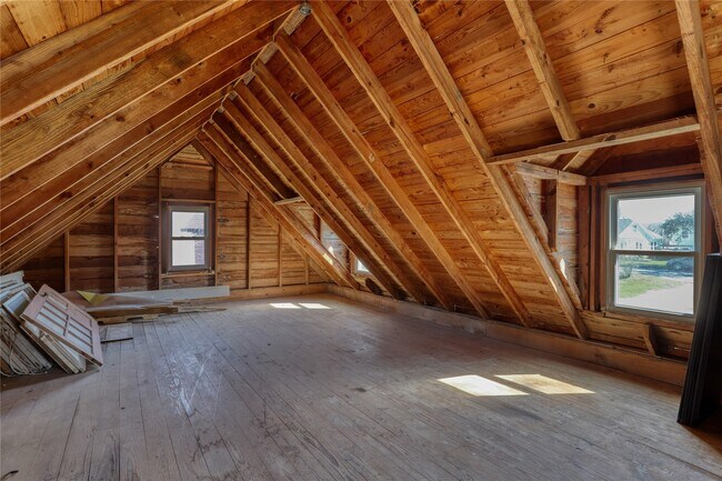 Building Photo - 252 S Bell St