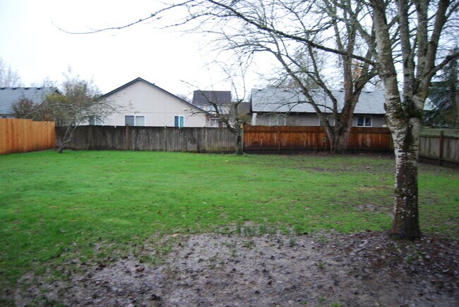 Building Photo - 3 Bedroom Home N side of Newberg