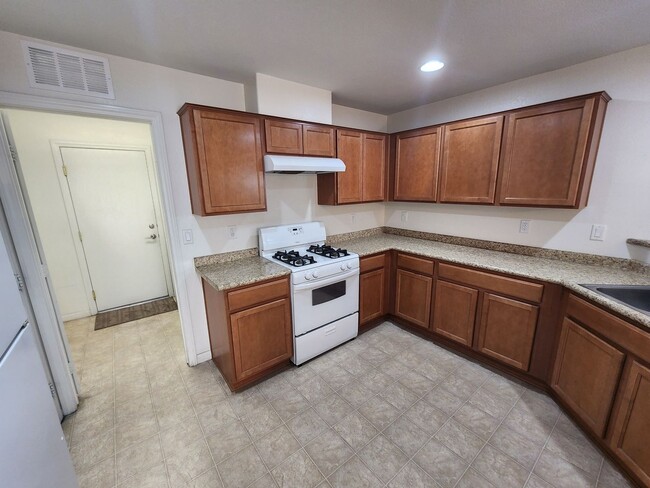 Building Photo - Lovely Two Story Home in Mountain Edge Community