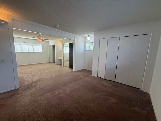 Building Photo - 3 bed, 2 bath single story home in central...