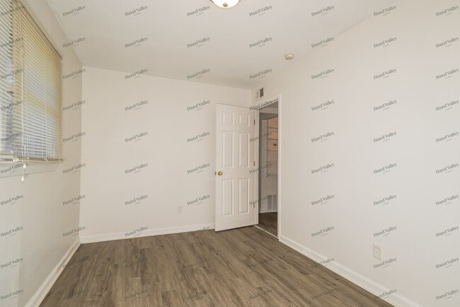 Building Photo - 424 Chamberlin Dr
