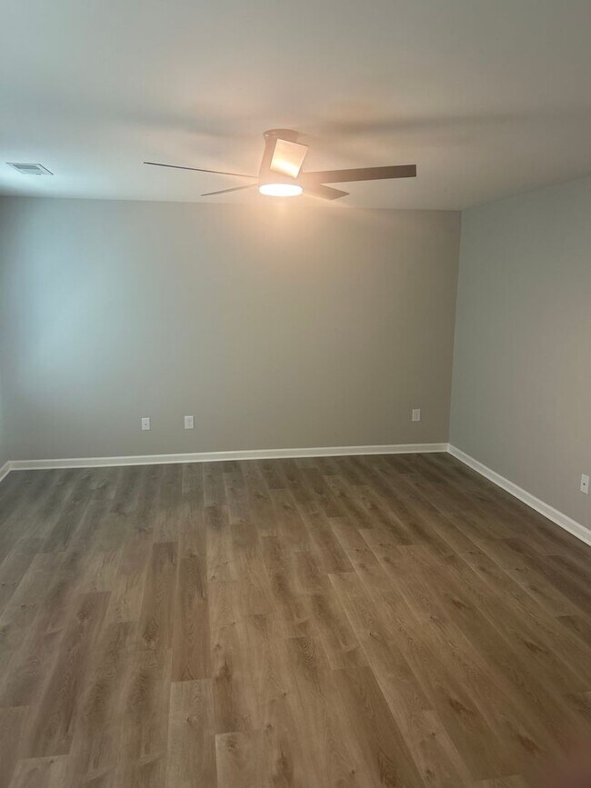 Building Photo - Welcome to this move-in ready, spacious ho...