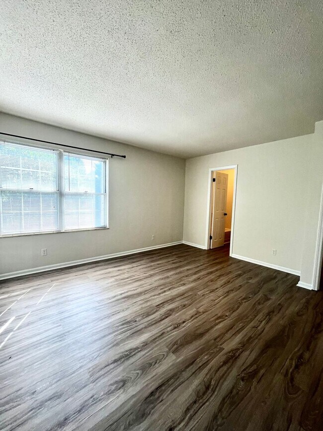 Building Photo - Charming 2 Bedroom Townhouse