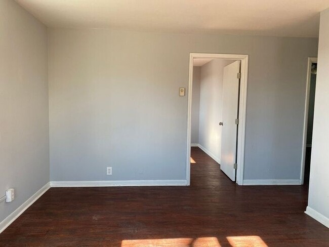 Building Photo - 2 Bed / 1 Bath Apartment on 2nd Ave - Walk Downtown!