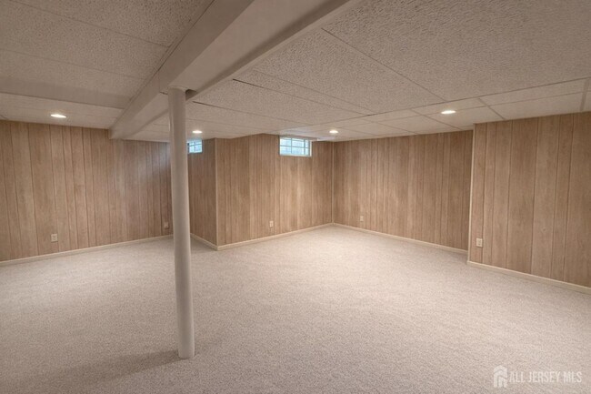 Building Photo - 470 Sayre Dr