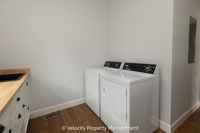 Building Photo - Beautiful Home Across the Street from Drake Park!